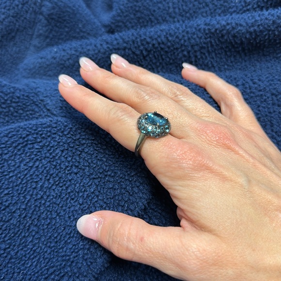 Stunning Blue Crystal Cocktail Ring - Picture 2 of 12